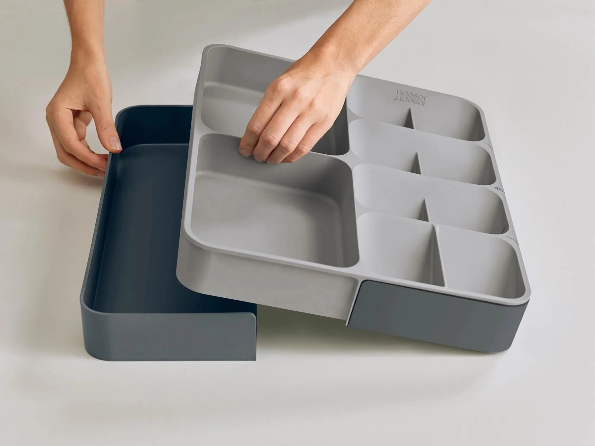 Effiziente Schubladenorganisation mit Joseph Josephs DrawerStore Grau.