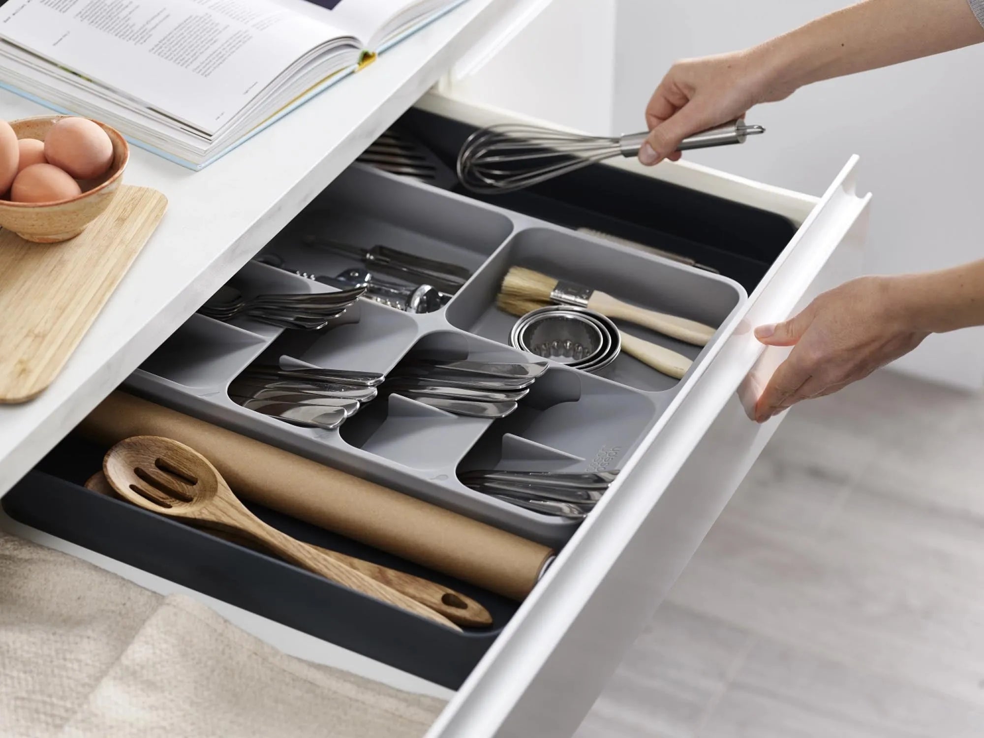 Platzsparende Besteckaufbewahrung mit Joseph Josephs DrawerStore Grau.