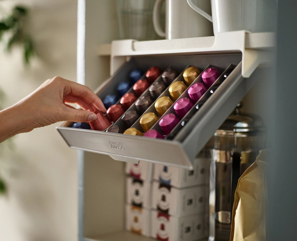 CupboardStore Kaffeekapselschublade in Silber präsentiert im Onlineshop von KAQTU Design AG. Küchenhelfer ist von Joseph Joseph