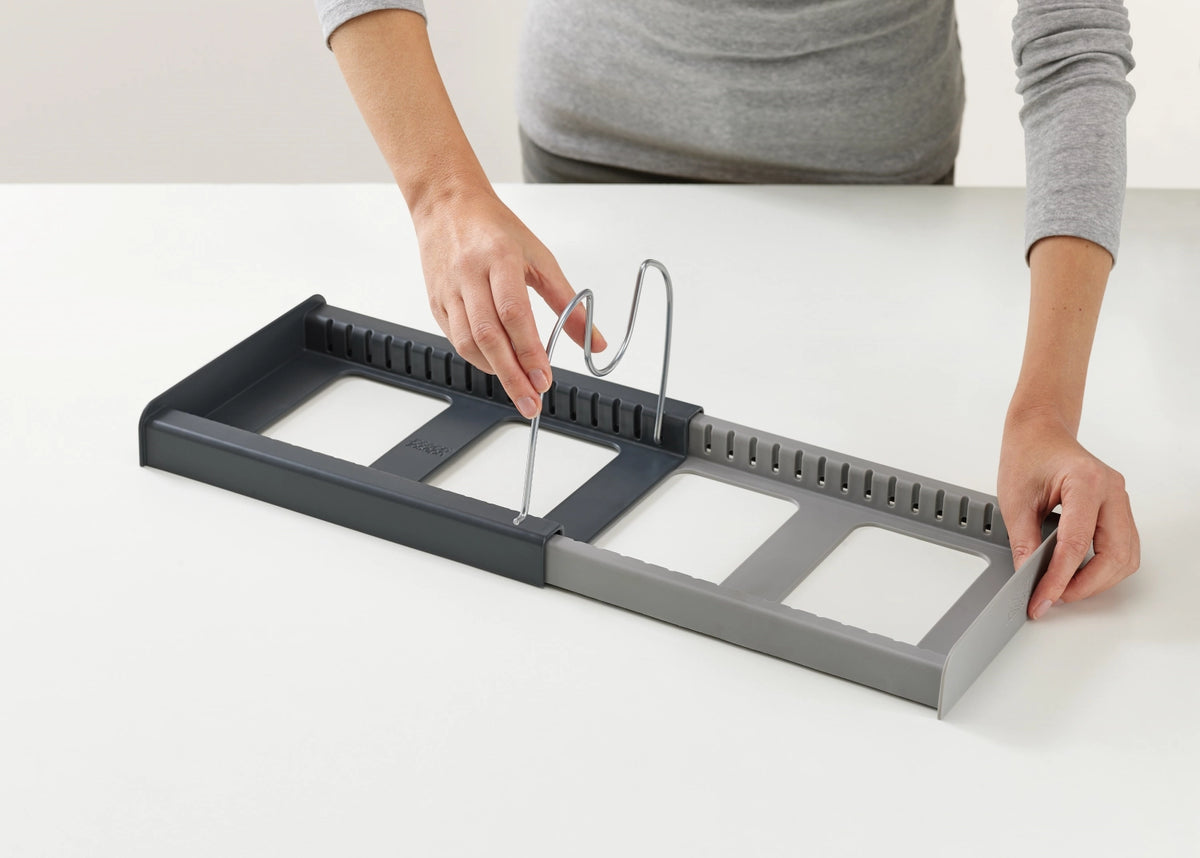 DrawerStore Organizer für mehr Kochgeschirr – Grau in Silber präsentiert im Onlineshop von KAQTU Design AG. Abwasch ist von Joseph Joseph