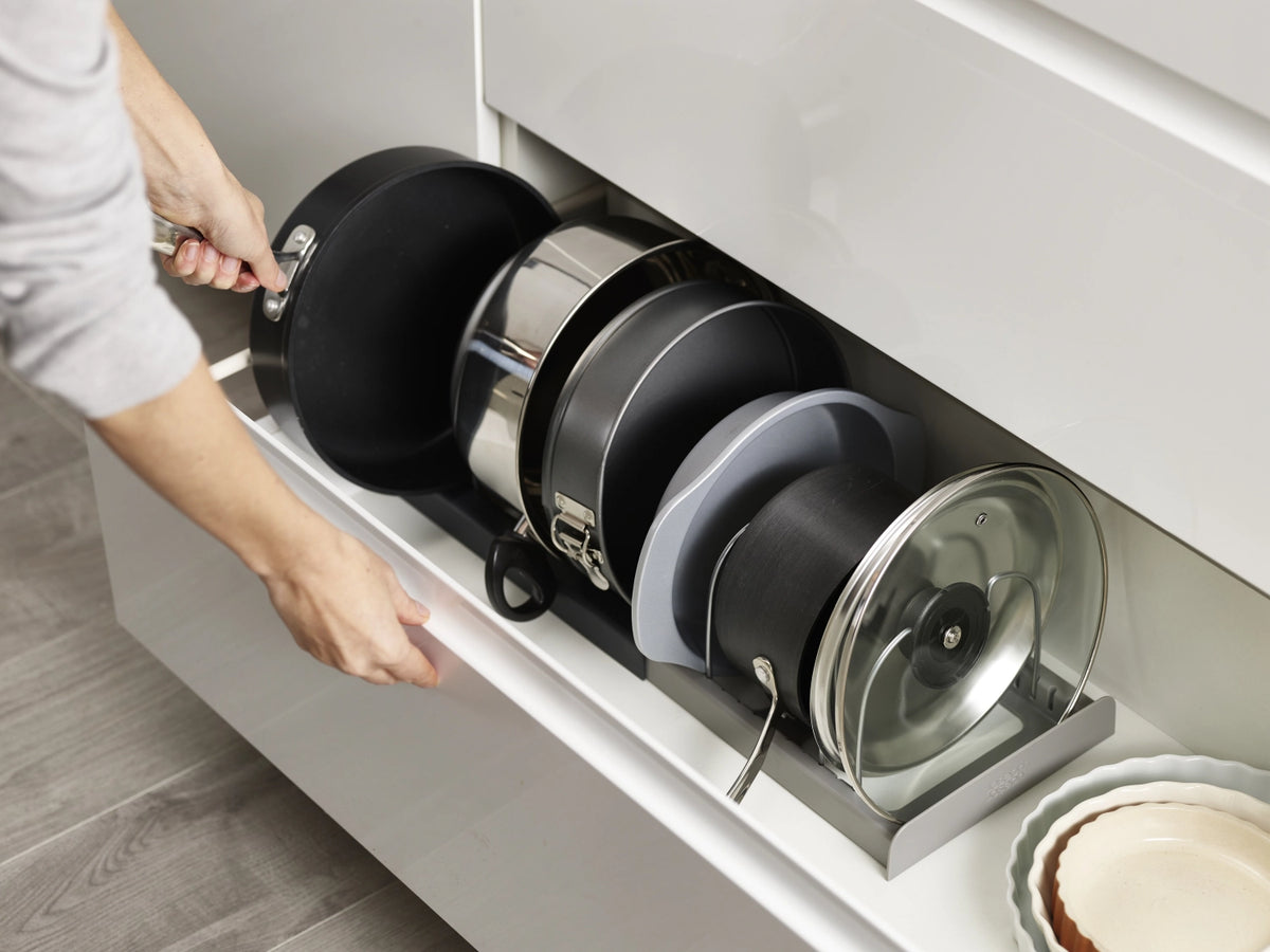 DrawerStore Organizer für mehr Kochgeschirr – Grau in Silber präsentiert im Onlineshop von KAQTU Design AG. Abwasch ist von Joseph Joseph