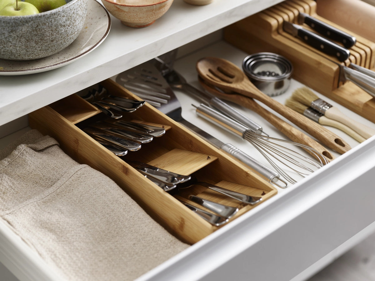 DrawerStore Kompakter Besteckkasten aus Bambus in Braun präsentiert im Onlineshop von KAQTU Design AG. Küchenhelfer ist von Joseph Joseph