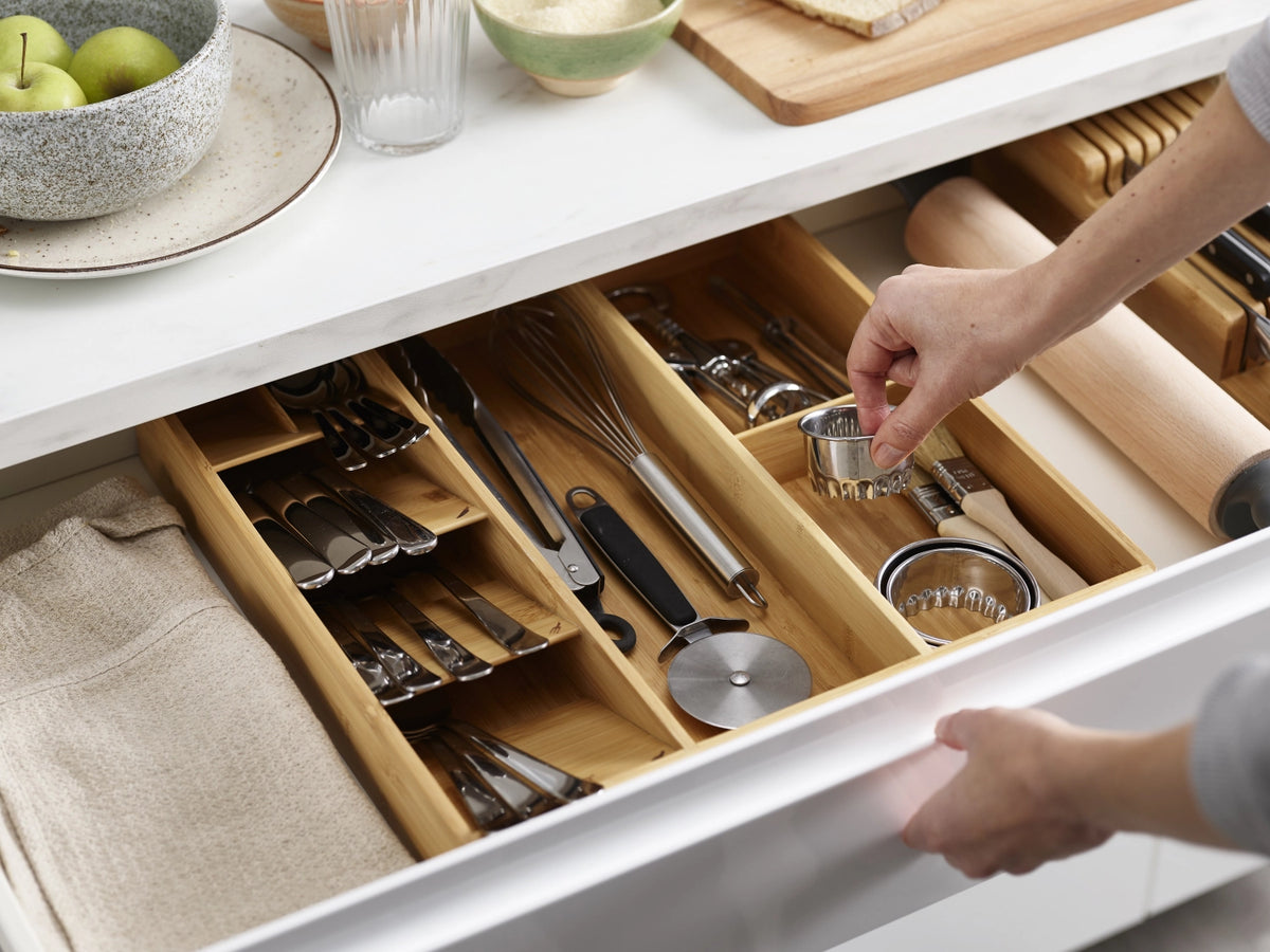 DrawerStore Bamboo Organizer Besteck, Küchenh. und Kochzu. in Braun präsentiert im Onlineshop von KAQTU Design AG. Küchenhelfer ist von Joseph Joseph