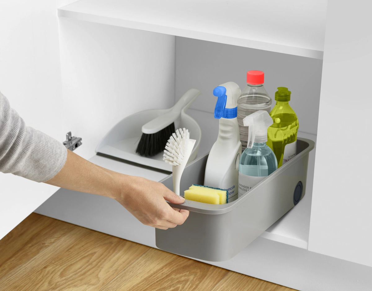 CupboardStore Leicht zugänglicher Aufbewahrungs-Caddy in Silber präsentiert im Onlineshop von KAQTU Design AG. Aufbewahrungsbehälter ist von Joseph Joseph