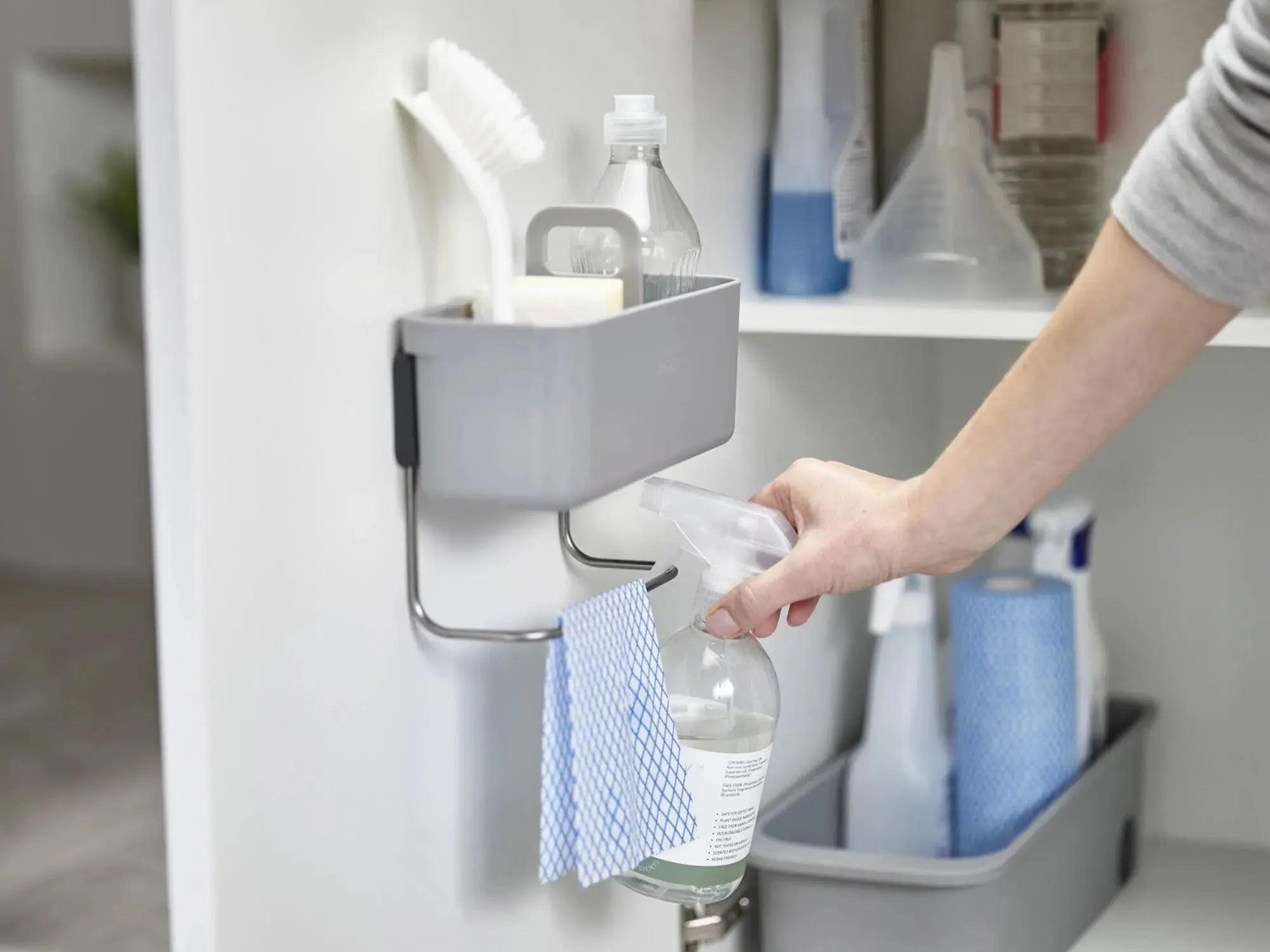 Kompakter DoorStore Caddy: Clevere Lösung für Spülzubehör.