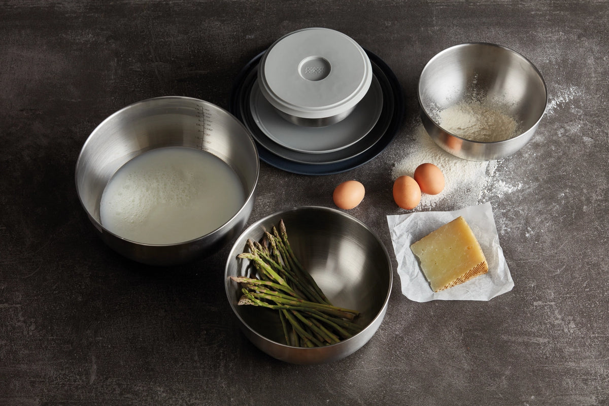 Nest Steel Collection Schüsselset 4-tlg. in Silber präsentiert im Onlineshop von KAQTU Design AG. Küchenhelfer ist von Joseph Joseph