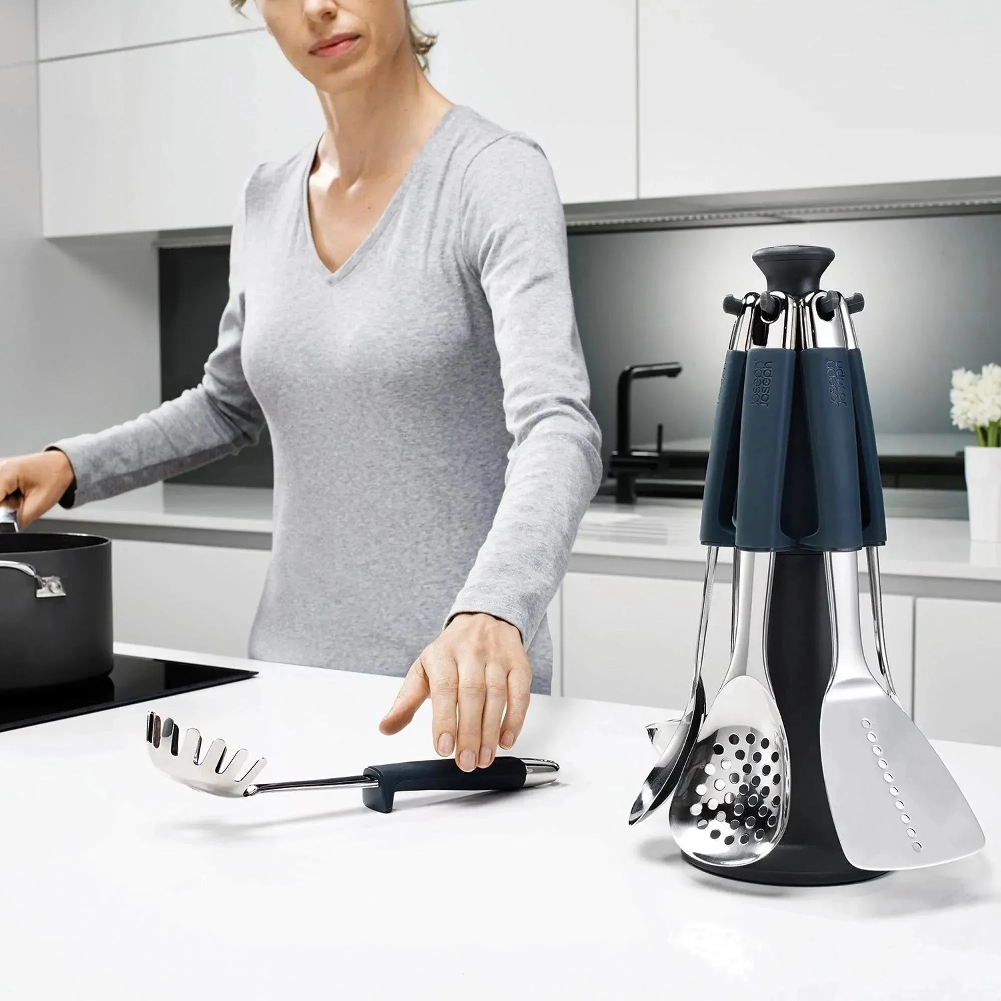 Elegantes Karussell-Set aus Edelstahl und Nylon von Joseph Joseph.