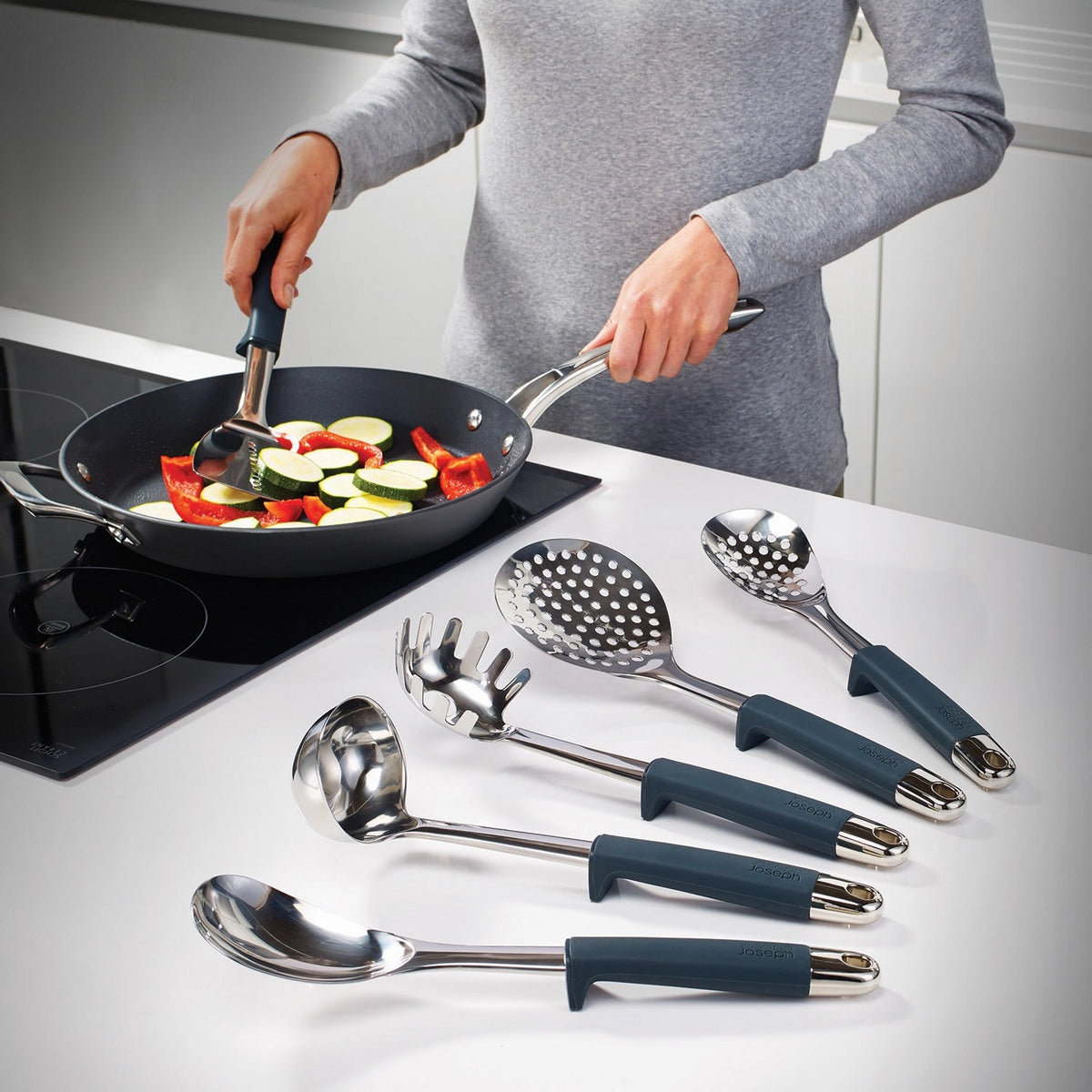 Edelstahl Collection Elevate Karussell - Edelstahl Nylon in Silber präsentiert im Onlineshop von KAQTU Design AG. Küchenhelfer ist von Joseph Joseph
