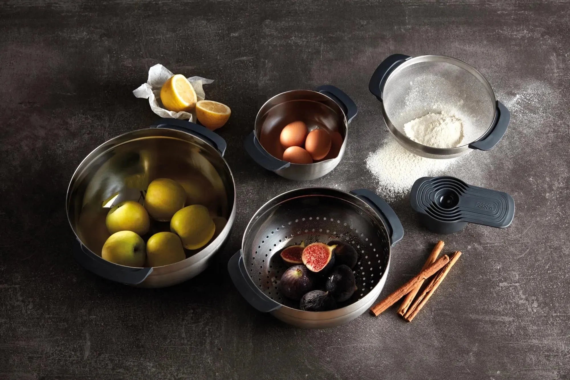 Elegantes 9-teiliges Nest Steel Set von Joseph Joseph für präzises Kochen.