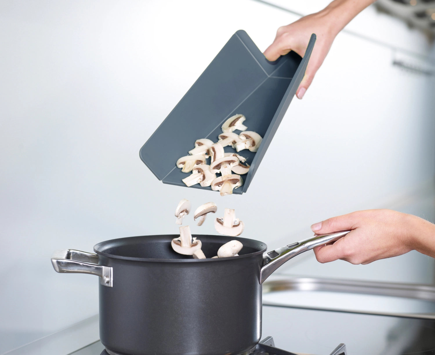 Zwei innovative Chop2Pot Plus Sky Schneidbretter von Joseph Joseph, 38x21x3cm, perfekt für müheloses Schneiden und einfaches Umfüllen von Zutaten.