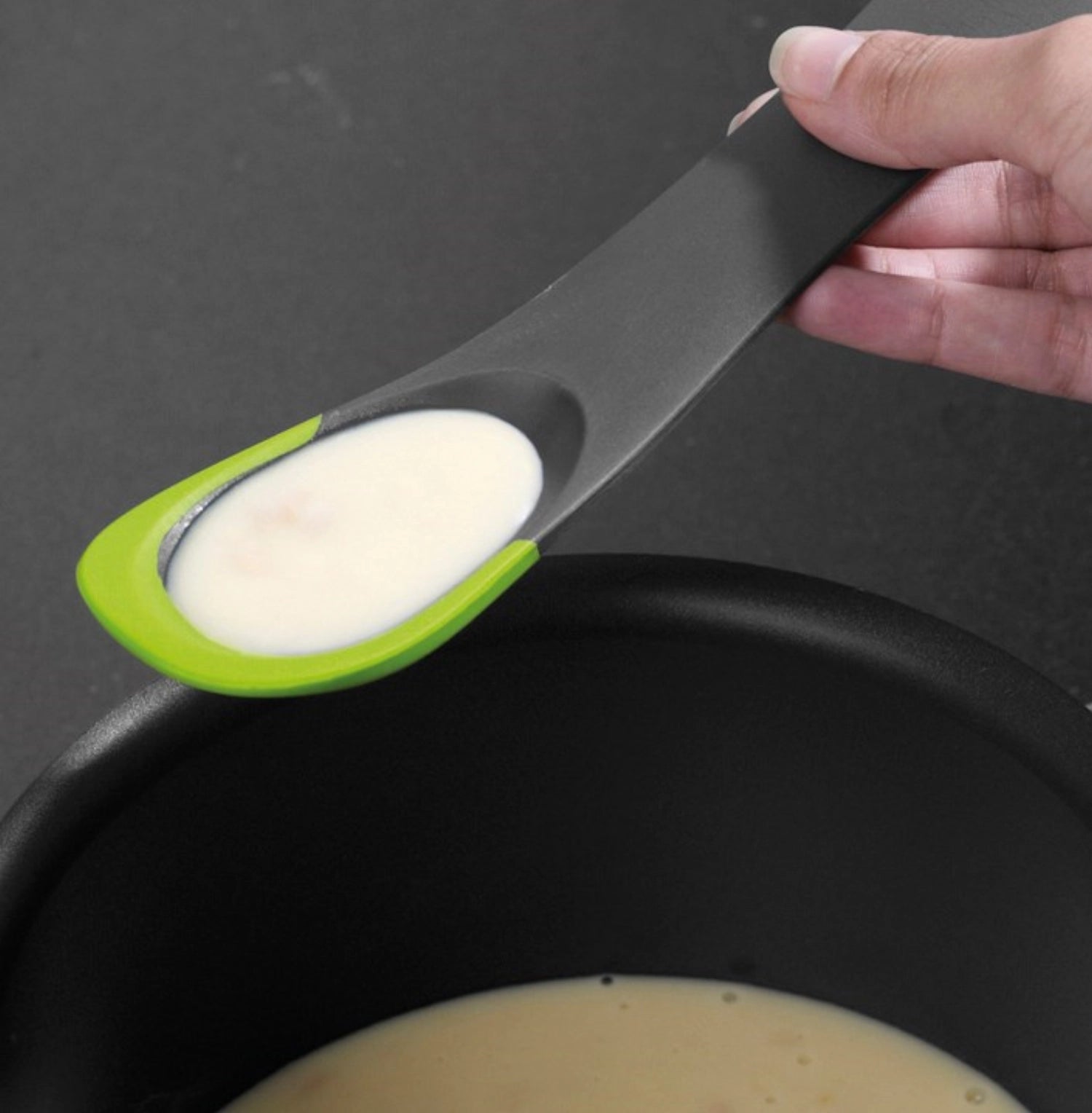 Graues und grünes 5-in-1 Mehrzweck-Tool von Joseph Joseph, 30 cm lang, vielseitig einsetzbar für verschiedene Küchenaufgaben.