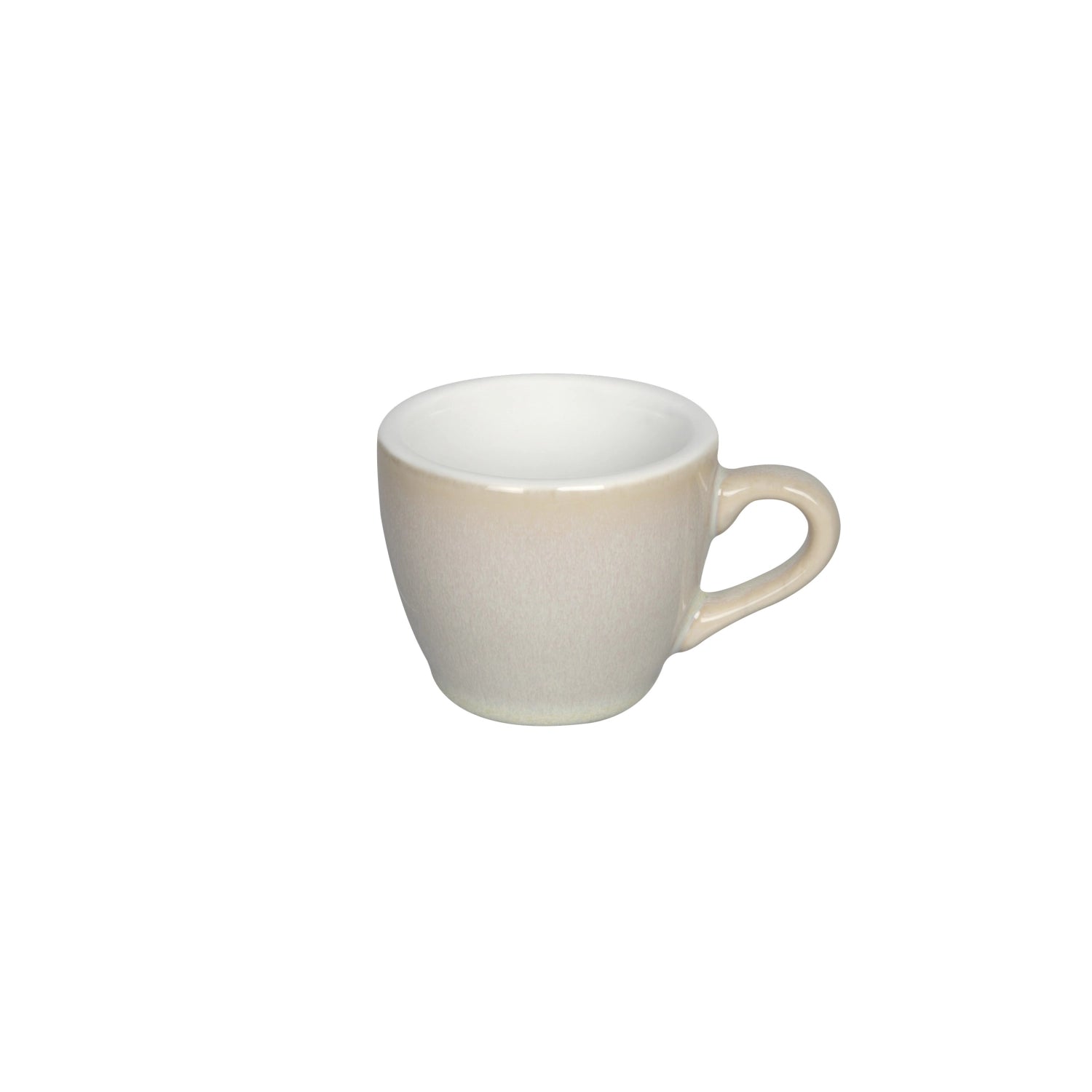 Keramiktasse in Eiform mit glänzendem Finish, gefüllt mit Espresso, auf hellem Hintergrund.