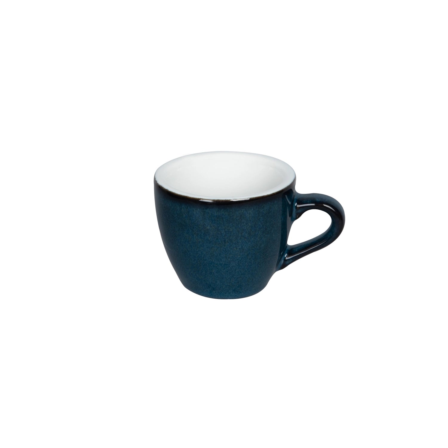 Weiße Espresso-Tasse in Eiform mit glatter, minimalistischer Oberfläche auf hellem Hintergrund.