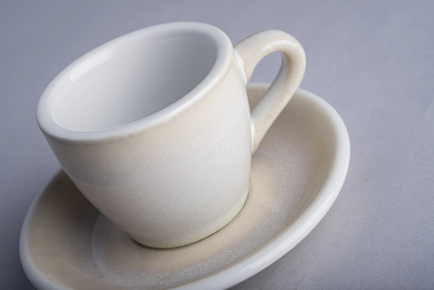 Stilvolle Loveramics Egg Untertasse für perfekten Espresso-Genuss.