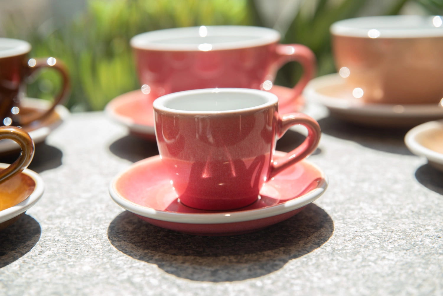 Die Egg Espresso Untertasse von Loveramics ist das perfekte Accessoire für stilbewusste Kaffeeliebhaber. Hergestellt aus hochwertigem Porzellan, bietet sie eine elegante Ablage für Ihre Espressotasse und verleiht jedem Tisch eine moderne Note.