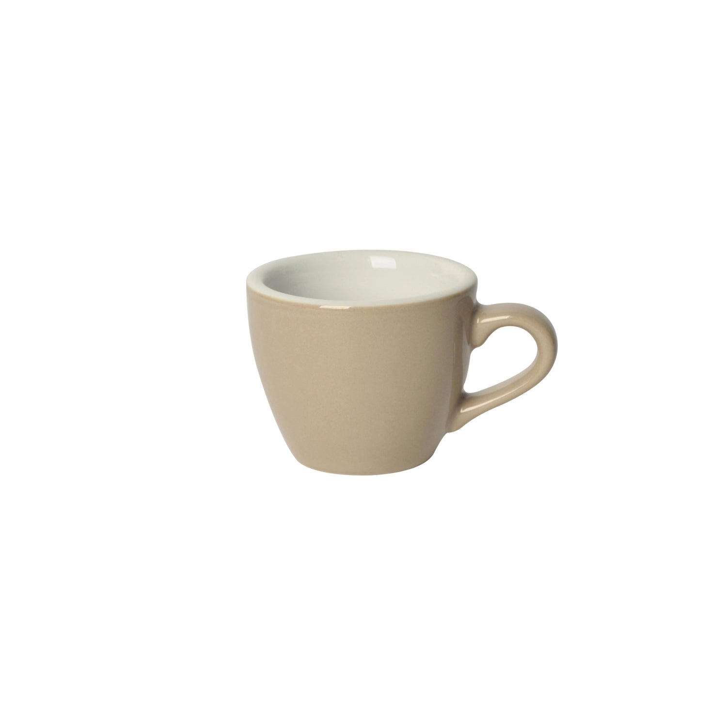 Keramiktasse in Eiform mit Henkel, cremefarben, auf weißem Hintergrund.