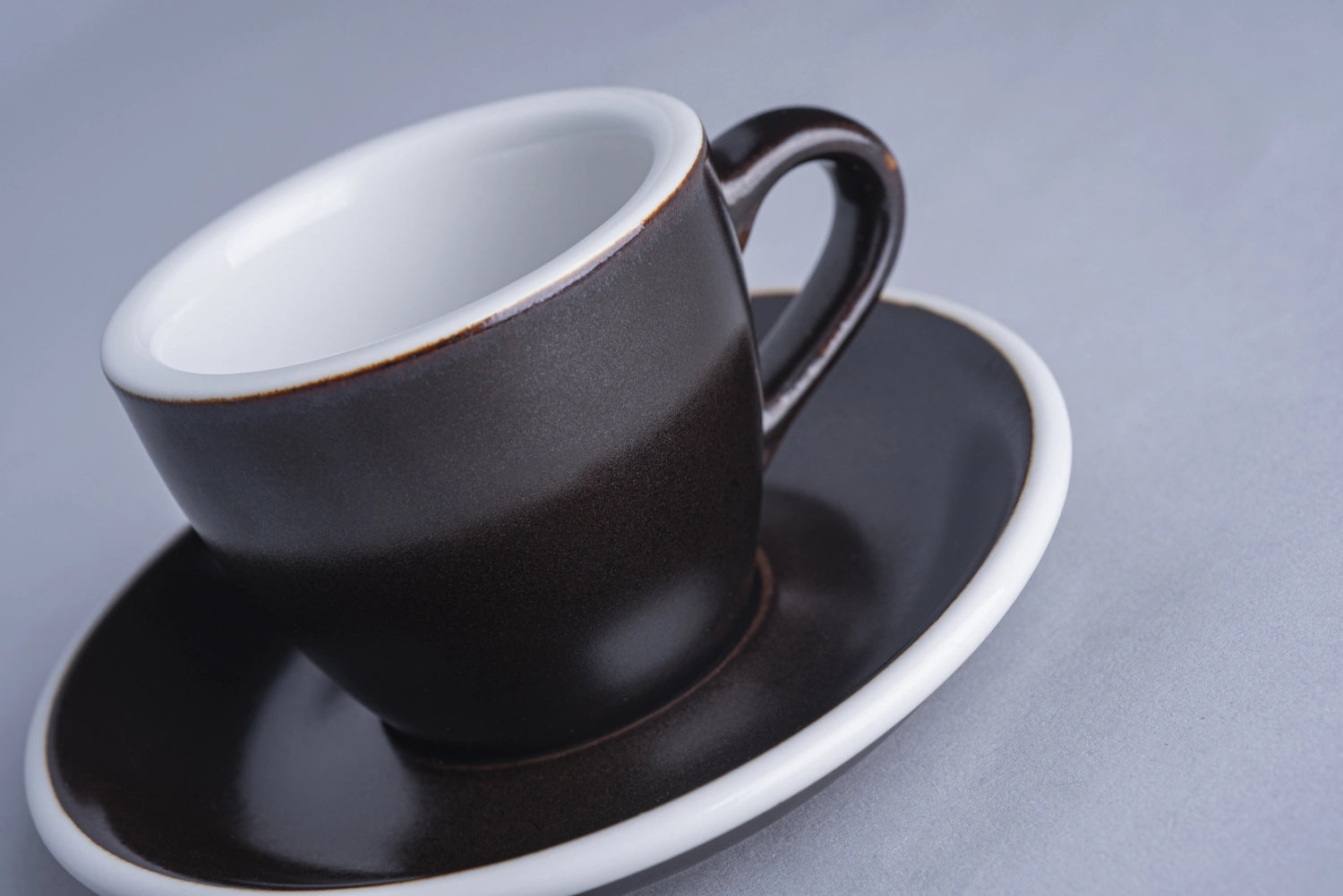 Egg Untertassen für Espresso bis Café Latte in Schwarzpulver präsentiert im Onlineshop von KAQTU Design AG. Espressotassen ist von Loveramics