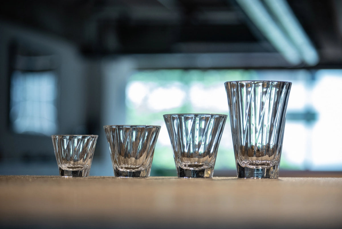 Twisted Cappuccino Glas in Transparent präsentiert im Onlineshop von KAQTU Design AG. Kaffeetassen ist von Loveramics