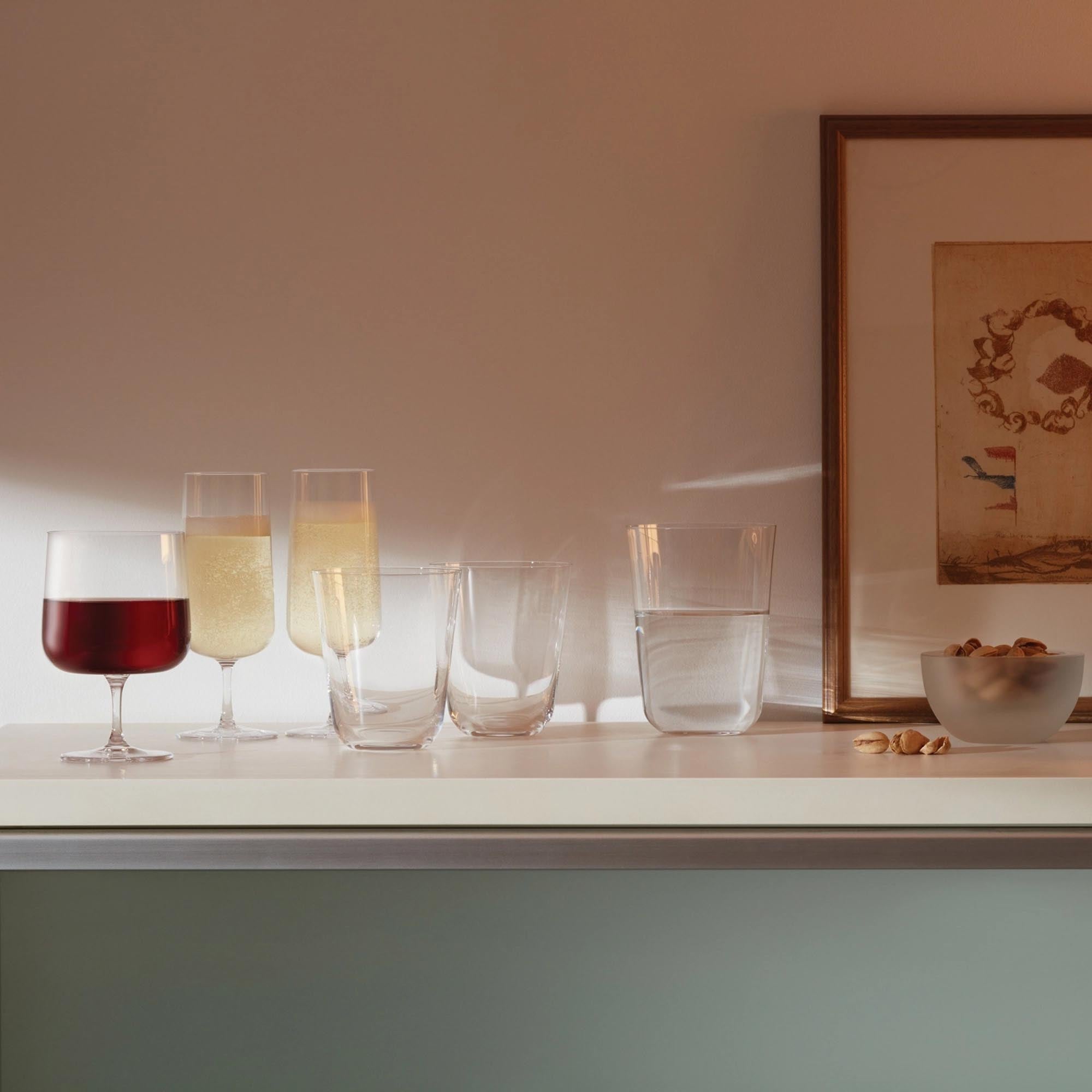 Genießen Sie die eleganten Arc Becher (550ml) im 4er Set von LSA. Robustes, klares Glas für stilvolle Tischdekoration und vielseitige Getränke.