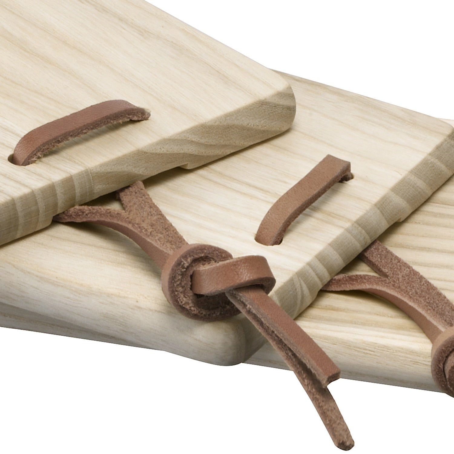 Elegantes Borough Trio Brett Set aus Esche von LSA, perfekt zum Schneiden und Servieren, vereint Funktionalität und modernes Design.