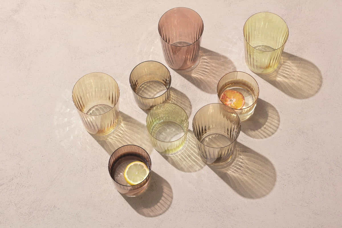 4er Set Gems Gobelet 310ml bernstein assort. von LSA: vier niedrige, geriffelte Trinkgläser aus Glas in transparenten Orange-Tönen, handbemalt.