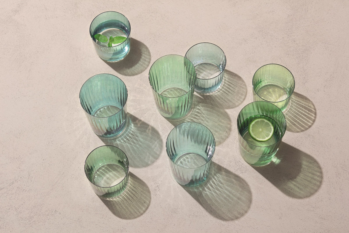 Vier niedrige Trinkgläser aus Glas mit geriffelter Textur in verschiedenen Jadegrün-Tönen, handbemalt, Durchmesser 8 cm, Höhe 7.3 cm, Marke LSA.