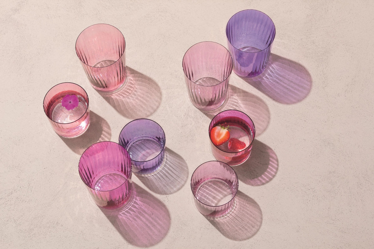 4er Set Gems Gobelet 560ml Granat von LSA: vier violette, handbemalte Trinkgläser aus Glas mit geriffelter Textur, 9 cm Durchmesser, 12 cm Höhe.