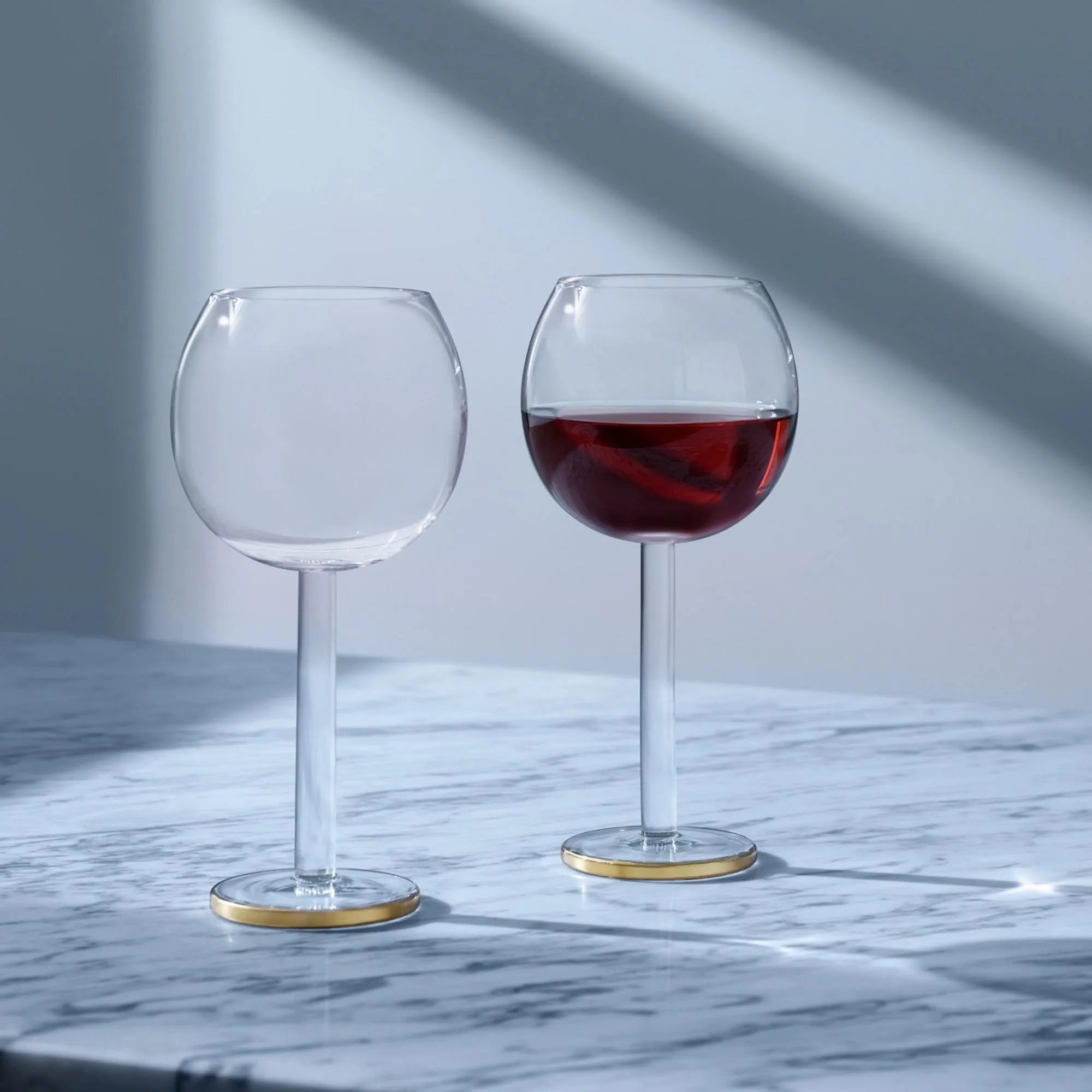 Elegante, handgefertigte Weinkelche in Gold von LSA, die Aromen entfalten und jedem Anlass eine luxuriöse Note verleihen.