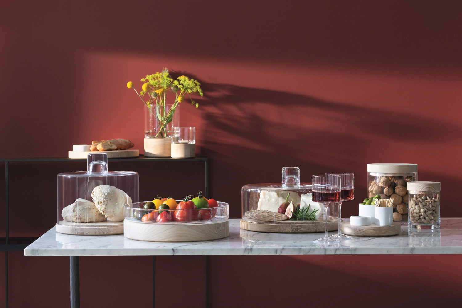 Präsentieren Sie Ihre Kuchen stilvoll mit der Lotta Käseglocke von LSA. Der Esche-Unterteil (Ø25,5cm) vereint Funktionalität und modernes Design.
