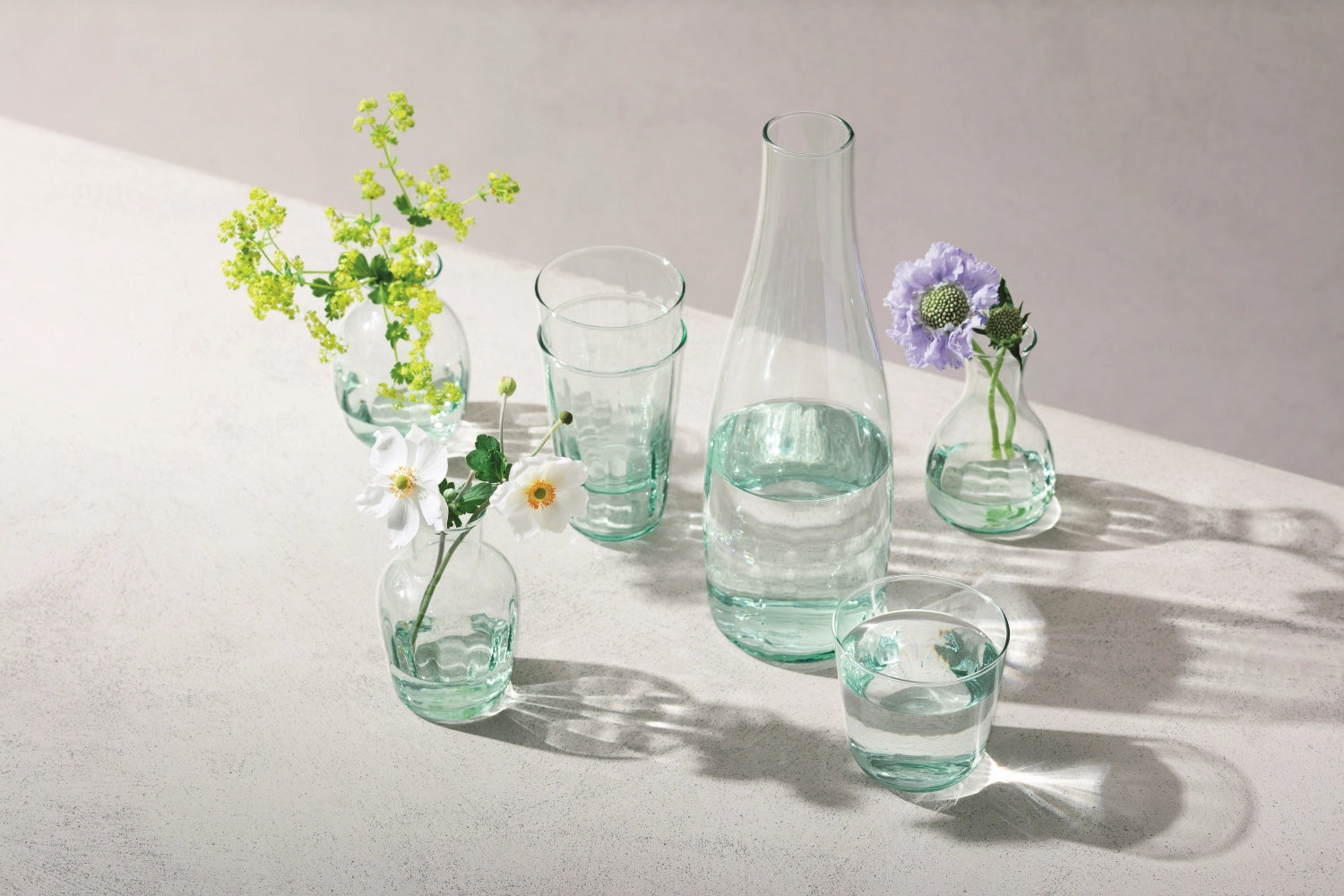 Elegante Mia Wasserkaraffe aus recyceltem Glas, 1.25L, mit zeitgemäßem Look und praktischer Ausgießöffnung, perfekt für stilvolle Tischdekoration.