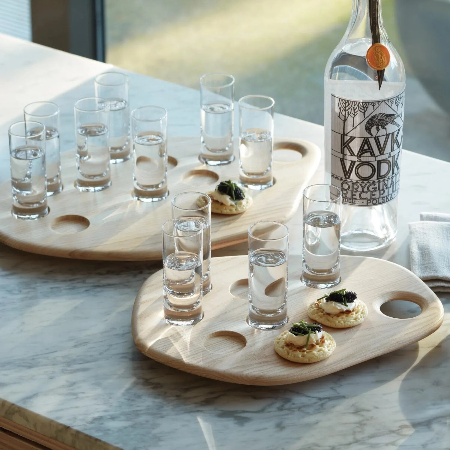 LSA Shot Set: 10 Gläser auf Eschenbrett, ideal für Partys.