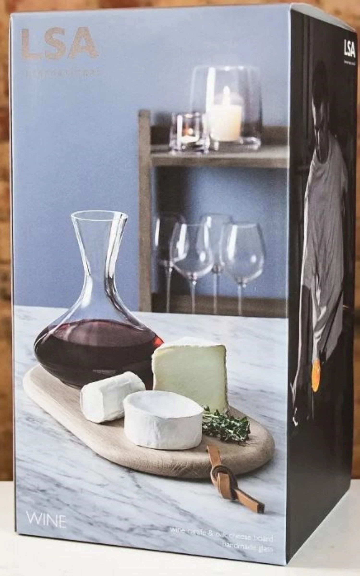 Genießen Sie gesellige Abende mit der stilvollen Wine Käseplatte aus Eiche und der eleganten 1,4L Karaffe von LSA – ein Must-Have für jeden Weinliebhaber!