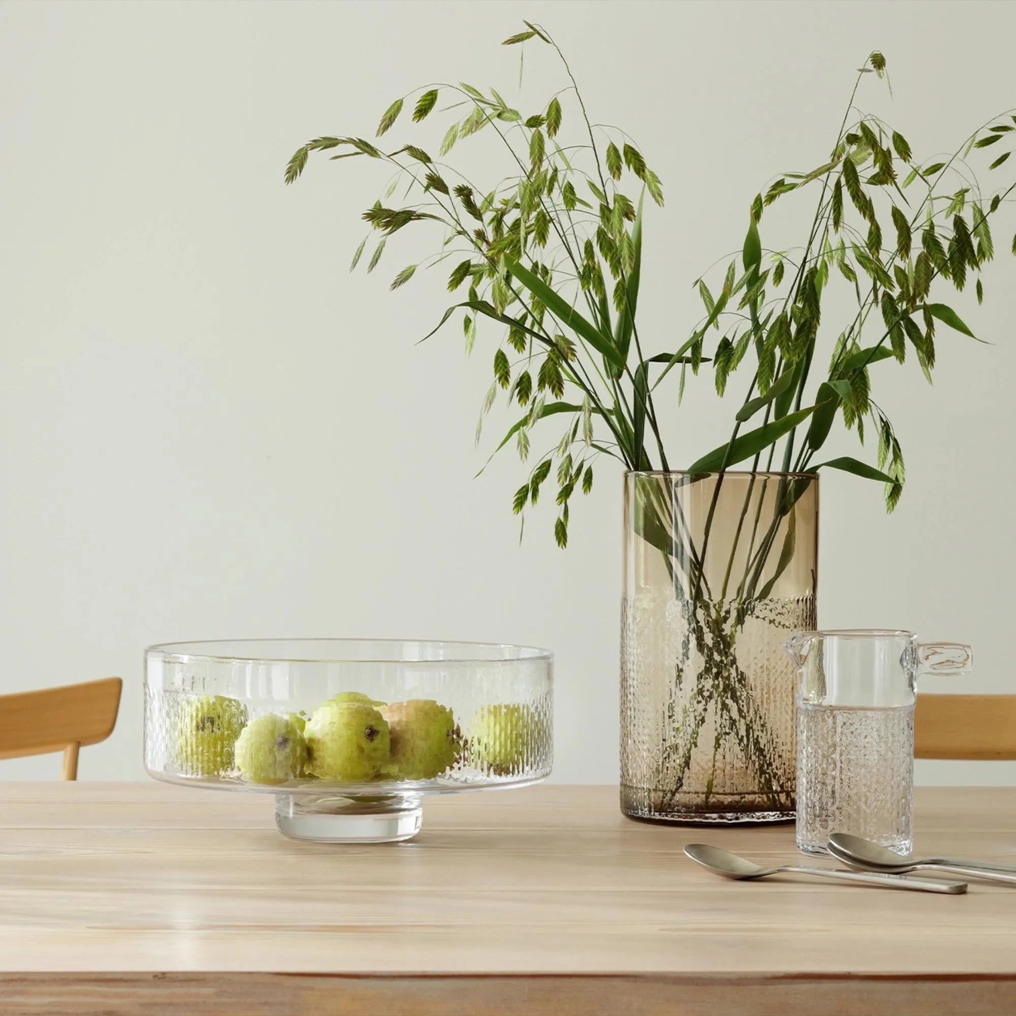 Elegante LSA Wicker Schale auf Fuß, ideal für moderne Tischarrangements.