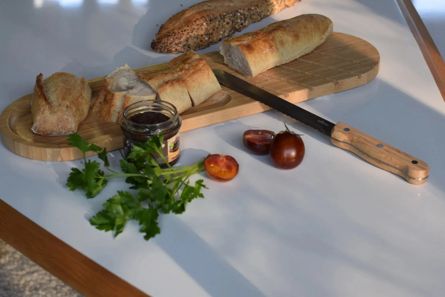 Pebbly Baguette-Brett aus Bambus, 50x15cm, ideal für Brotliebhaber.