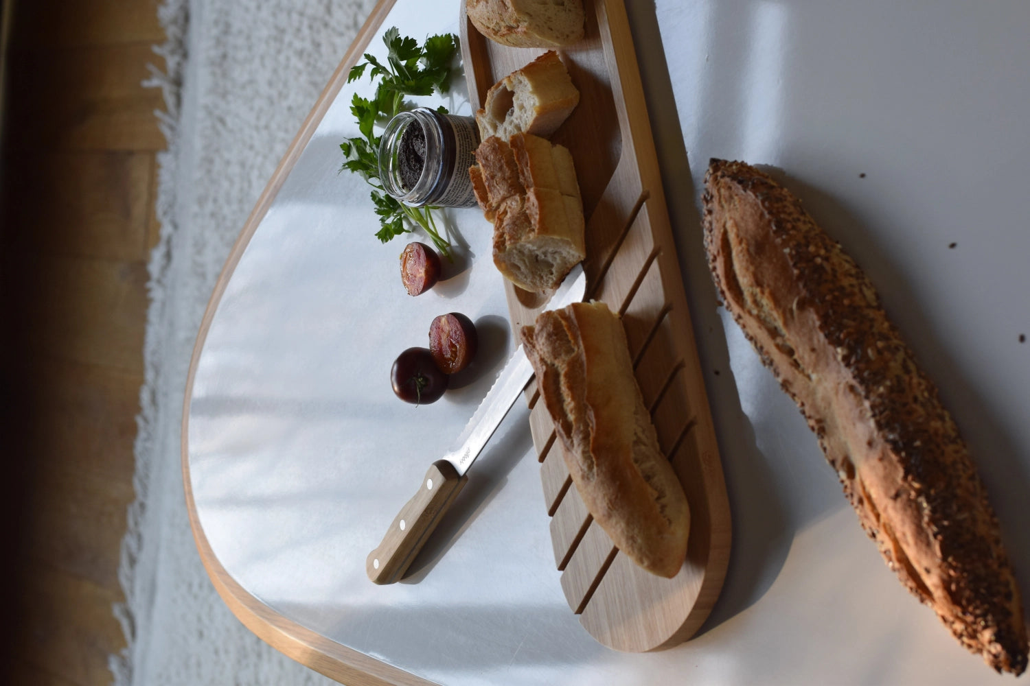 Stilvolles Bambus-Baguettebrett 50x15cm von Pebbly für Brotgenuss.