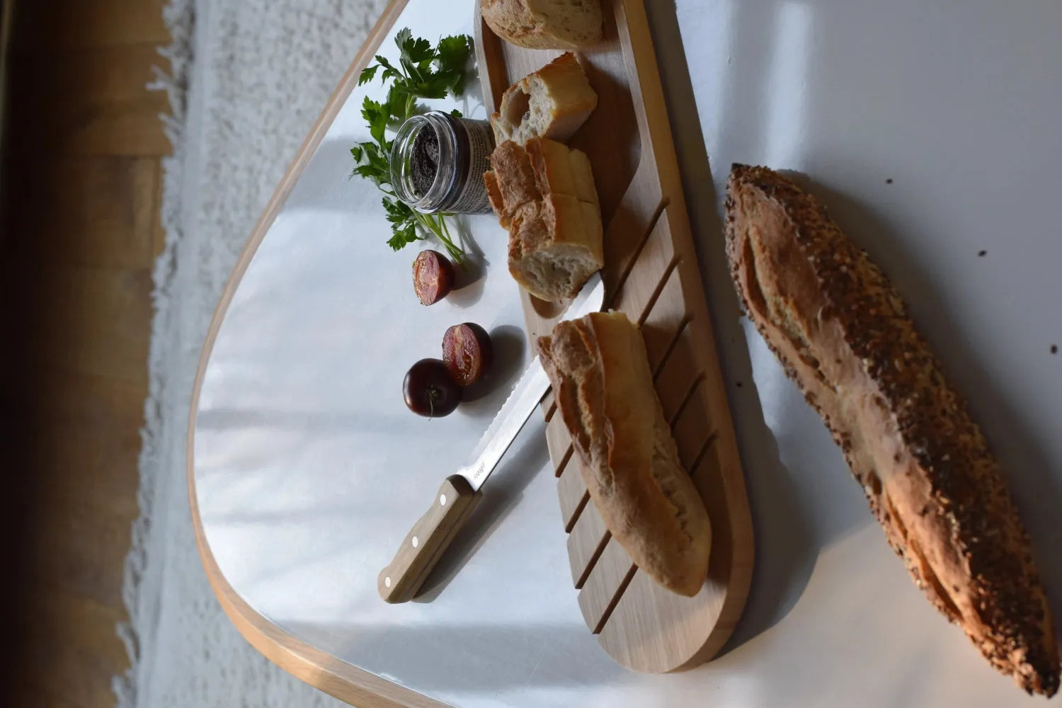 Stilvolles Bambus-Baguettebrett 50x15cm von Pebbly für Brotgenuss.