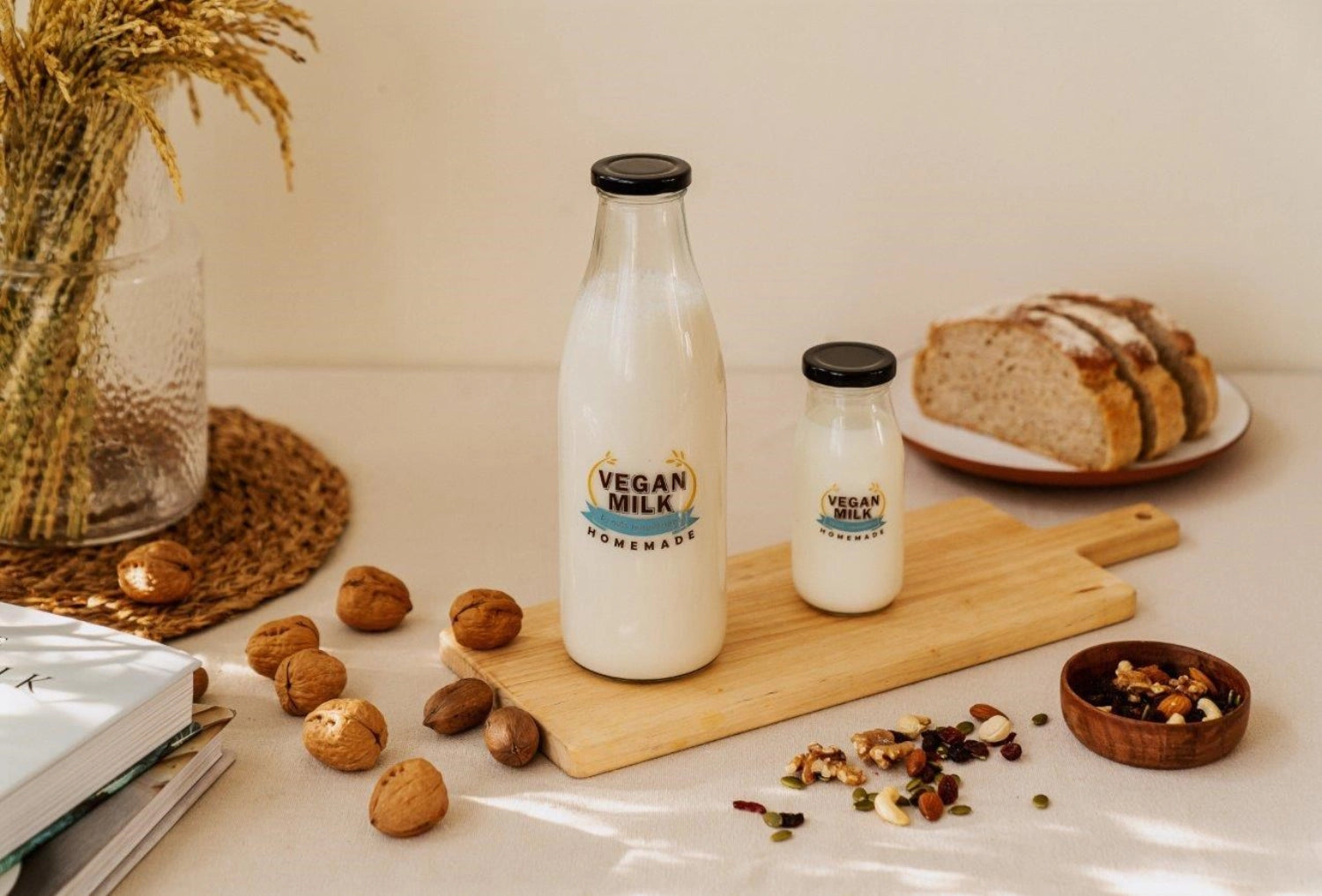 Praktisches 2er Set aus 220ml und 900ml Flaschen für vegane Milch, ideal zum Aufbewahren und Servieren pflanzlicher Getränke.