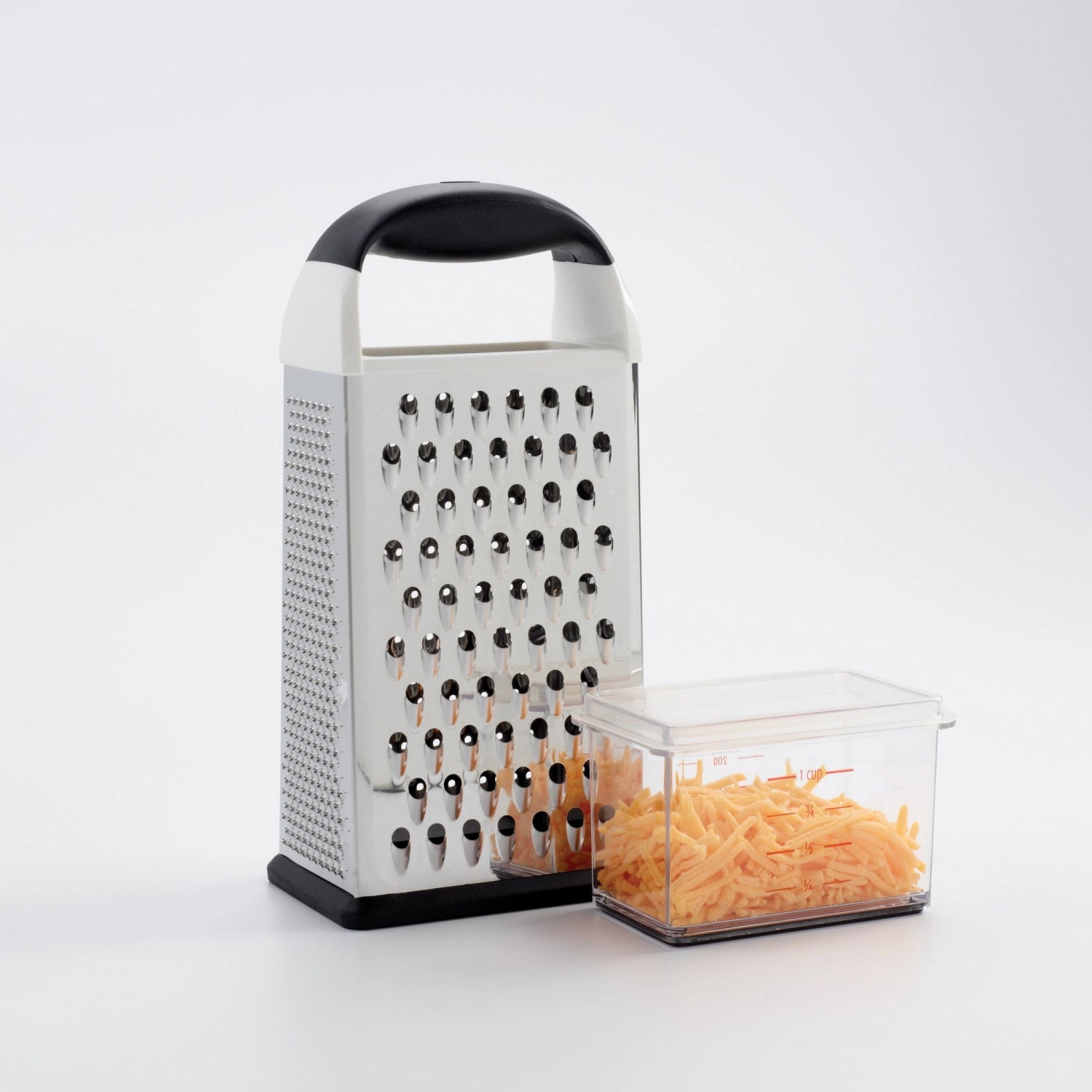 Praktische 4-seitige Reibe von OXO mit integriertem Auffangbehälter, ideal zum einfachen Reiben und Zerkleinern von Lebensmitteln.