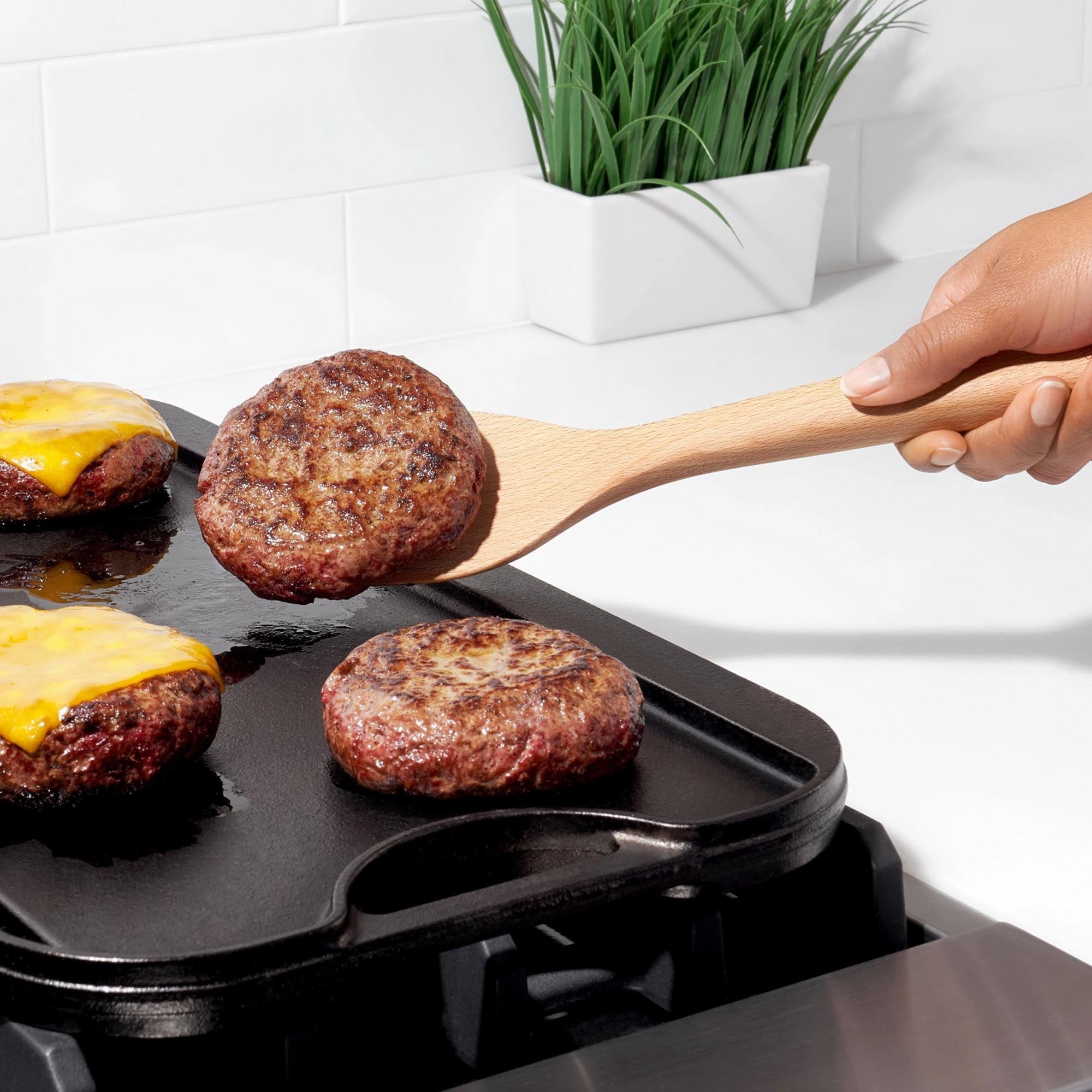 Der OXO Bratenwender aus Buche (34.8x6.9x2 cm) ist ideal für Hobbyköche und Profis. Robust, schonend zu Pfannen, ergonomisch und langlebig.