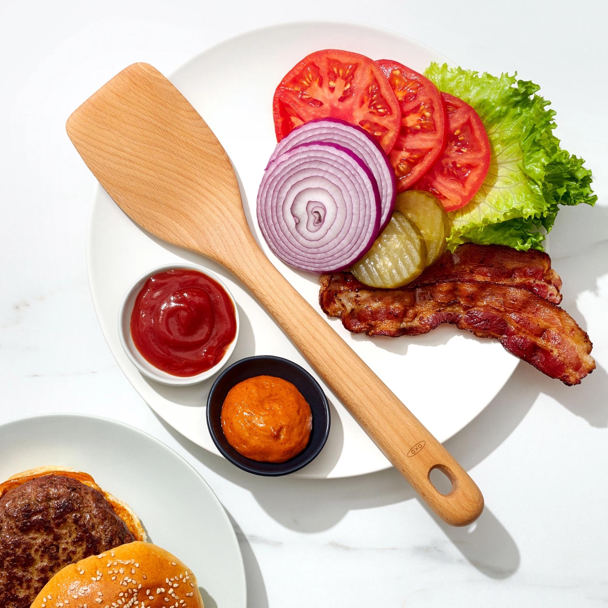 Der OXO Bratenwender aus hochwertigem Buchenholz (34.8x6.9x2 cm) vereinfacht das Wenden von Braten und empfindlichen Speisen. Ergonomisch und pflegeleicht.