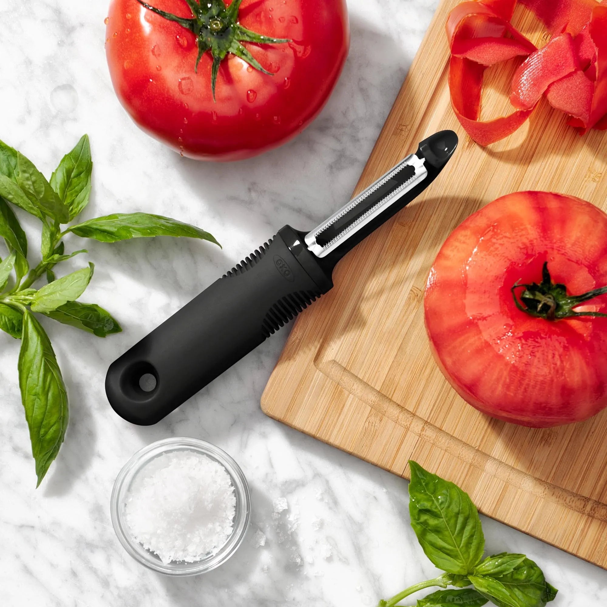 OXO gezackter Schäler: Perfekt für einfaches Schälen von Gemüse.