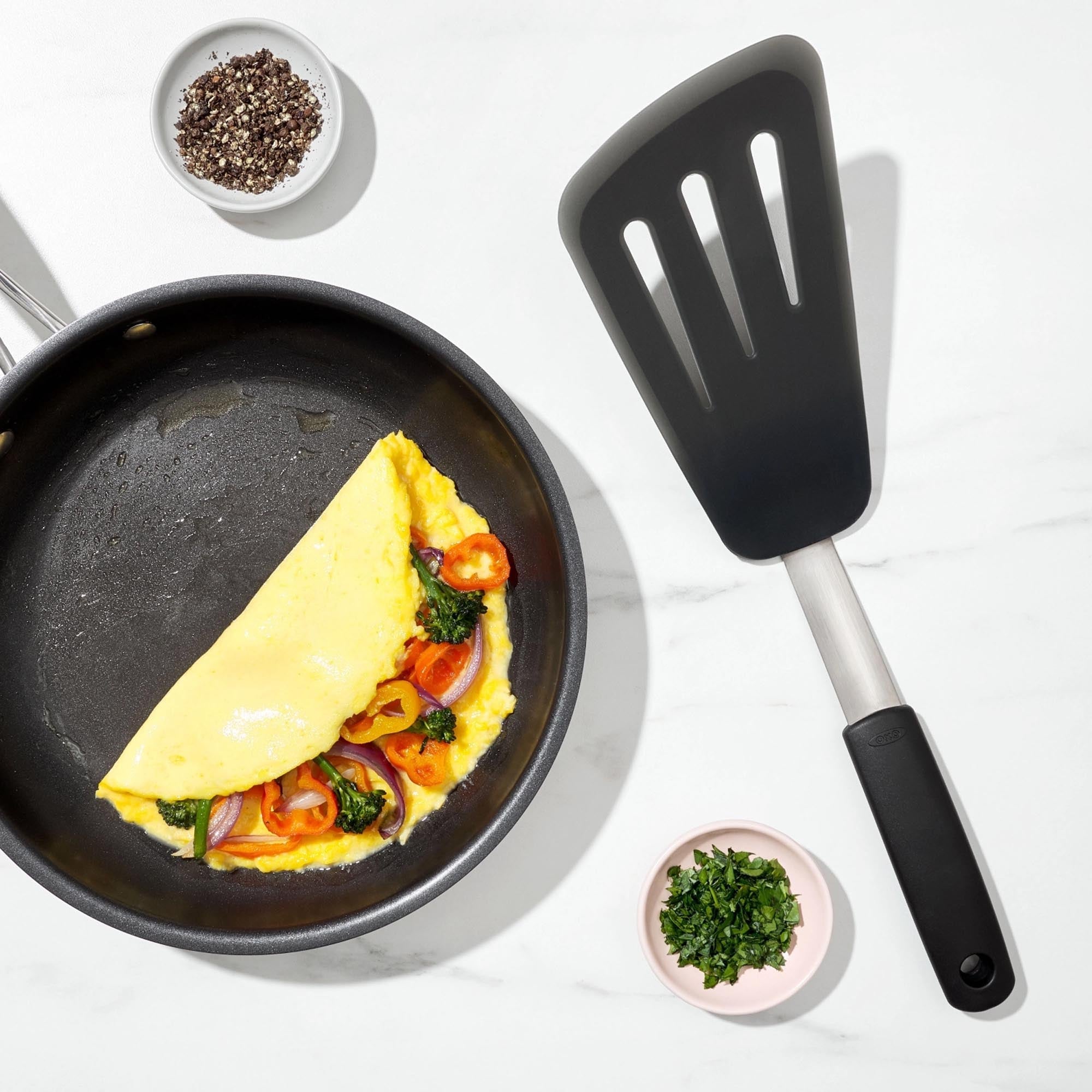 OXO Silikon-Pfannenwender 34 cm: Ideal für präzises Kochen.