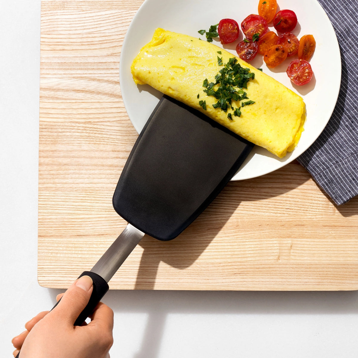 Grosser flexibler Silikon-Pfannenwender 31.7 cm in Schwarz präsentiert im Onlineshop von KAQTU Design AG. Pfannenwender ist von OXO