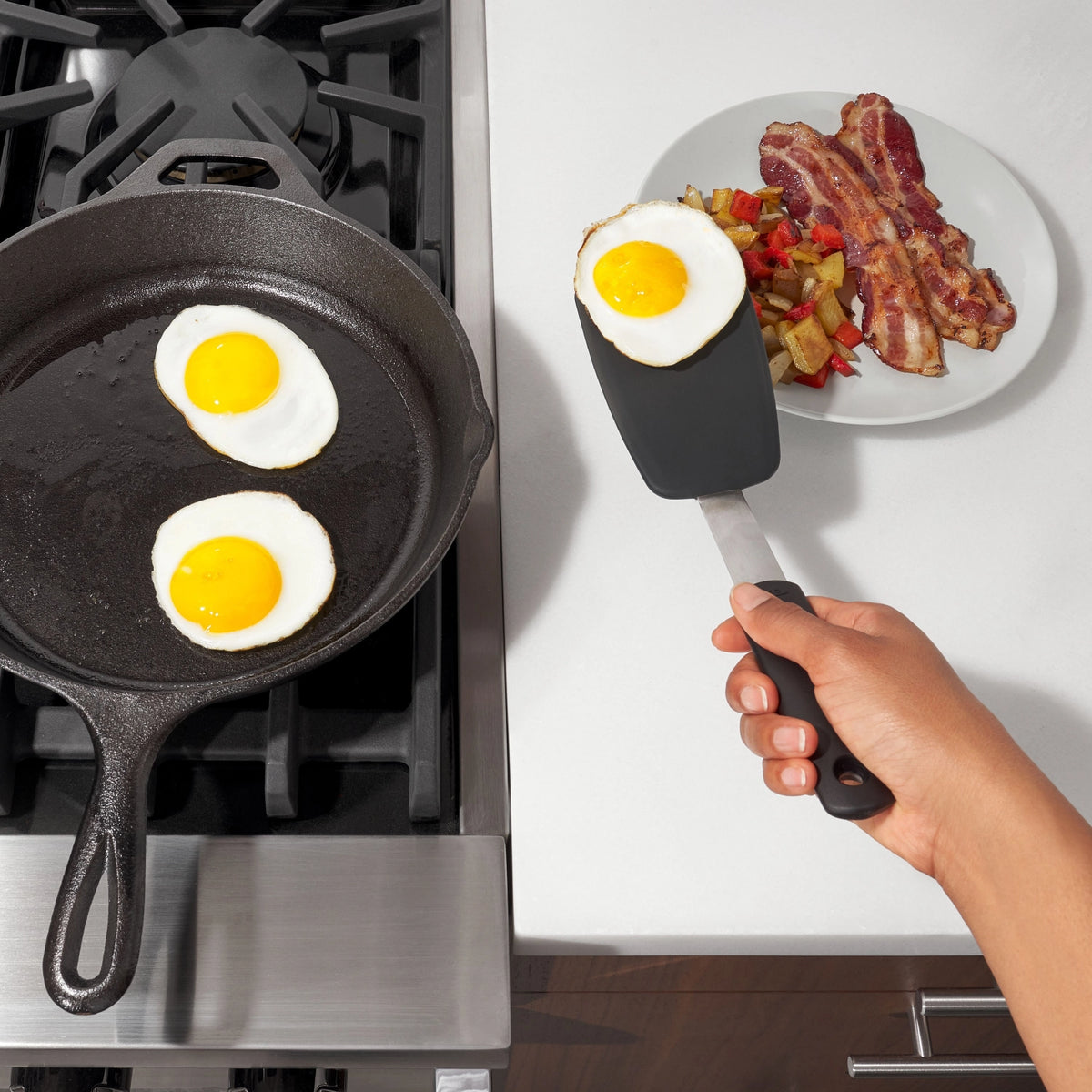 Flexibler Silikon-Pfannenwender 28.5 cm in Schwarz präsentiert im Onlineshop von KAQTU Design AG. Pfannenwender ist von OXO