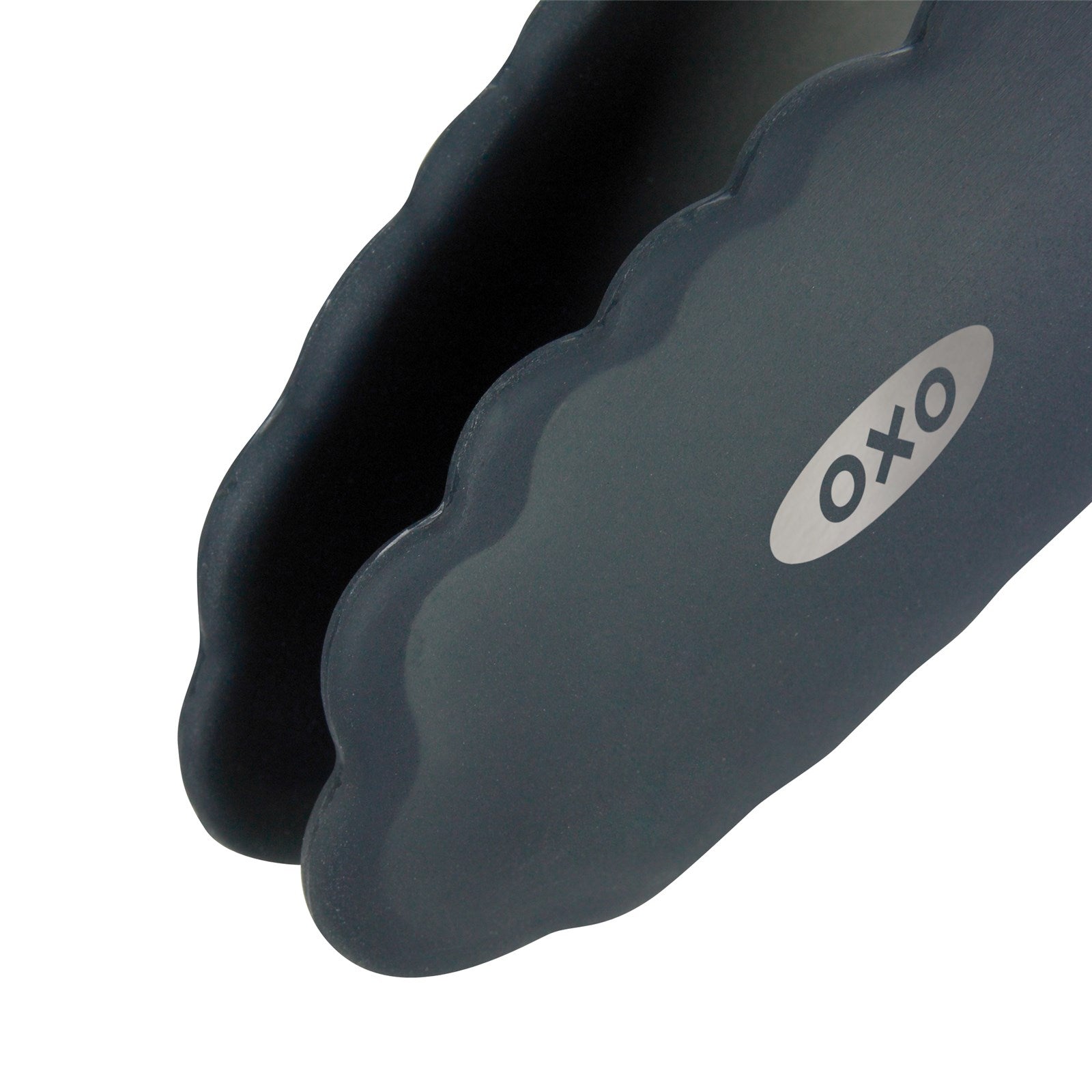Erleben Sie die OXO verriegelbare Zange (23 cm) mit hitzebeständigen Silikonköpfen. Perfekt für sicheres Wenden und Servieren in der Küche!