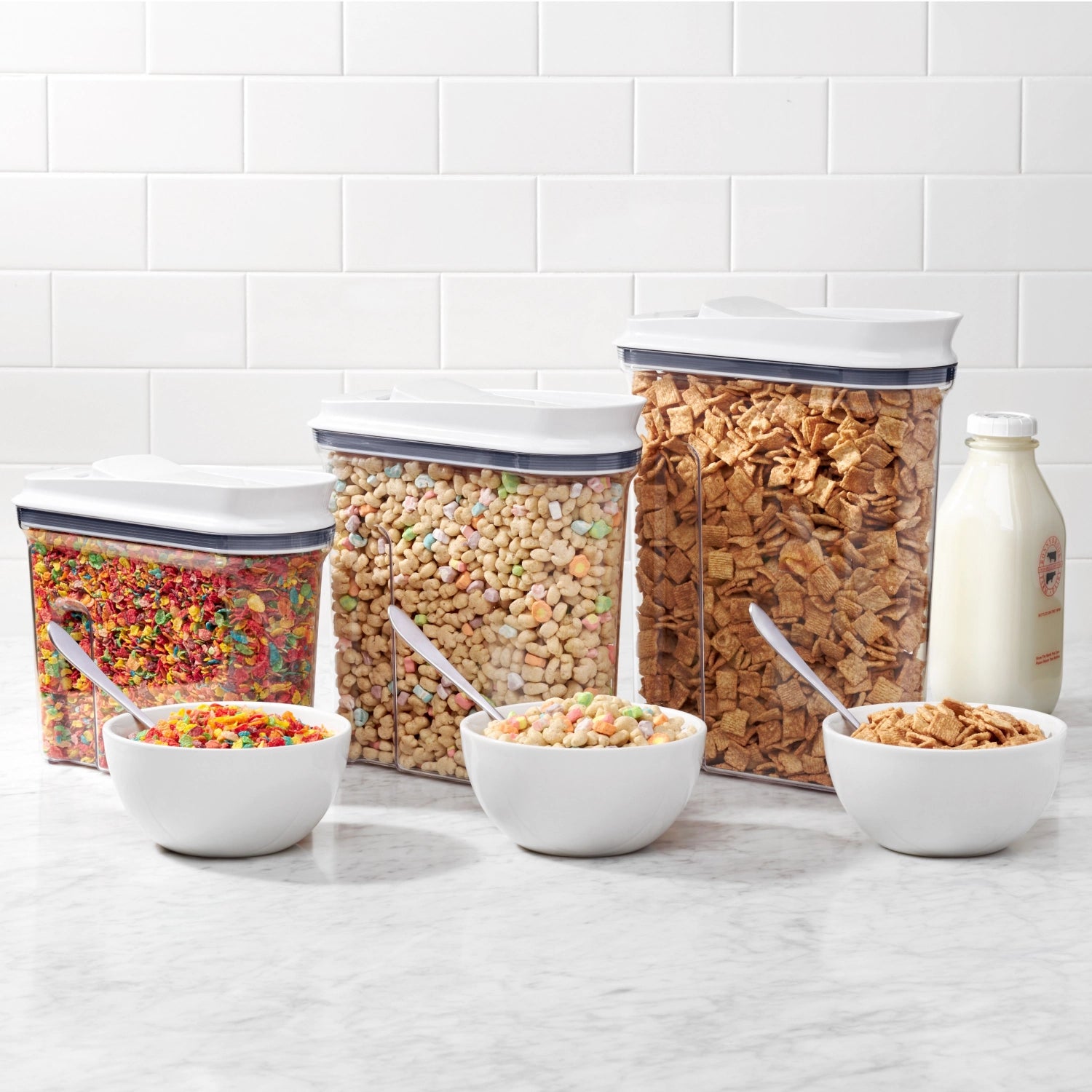 Praktischer Pop Cerealien Dispenser von OXO, mittel, 3.2 l, ideal zur Aufbewahrung von Cerealien und Snacks, sorgt für Ordnung in der Küche.