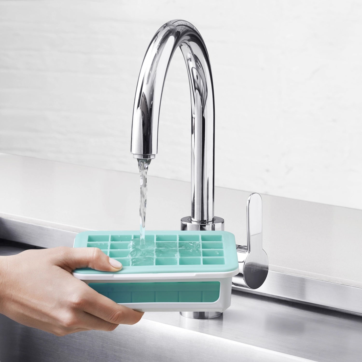 Die OXO Good Grips Eiswürfelschale mit Deckel formt kleine Würfel, ideal für Getränke, und sorgt für saubere und einfache Handhabung.