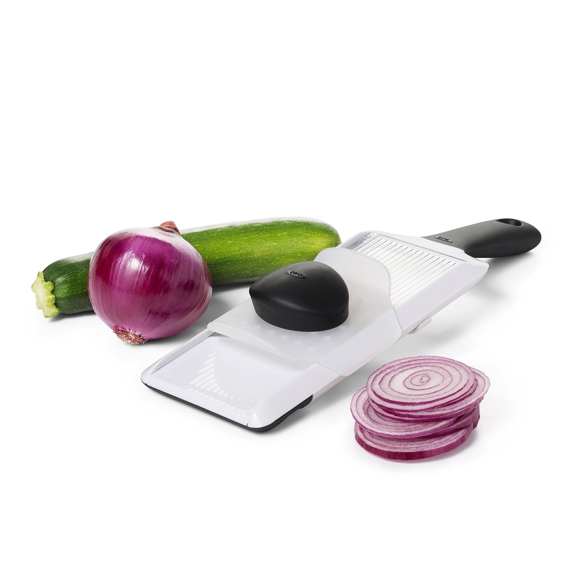 Entdecken Sie die OXO Mandoline 29x9,5 cm – Ihr idealer Partner für schnelles, präzises Schneiden von Gemüse, Obst und Käse. Ergonomisch, langlebig und vielseitig!