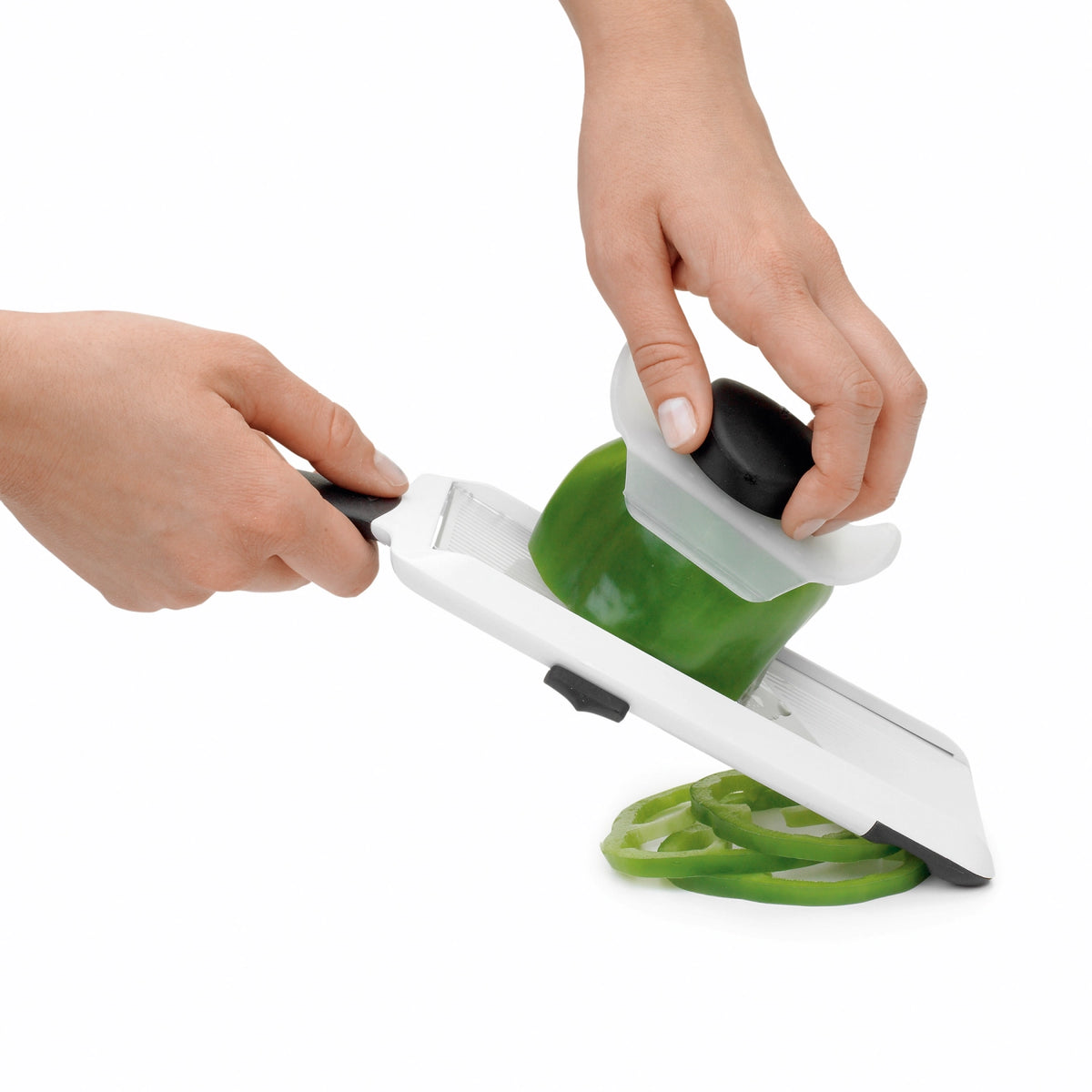 Mandoline 29x9.5 cm in Weiss präsentiert im Onlineshop von KAQTU Design AG. Küchenhelfer ist von OXO