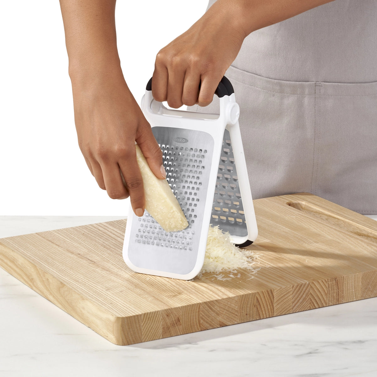 OXO Doppelreibe, geätzt in Weiss präsentiert im Onlineshop von KAQTU Design AG. Küchenhelfer ist von OXO